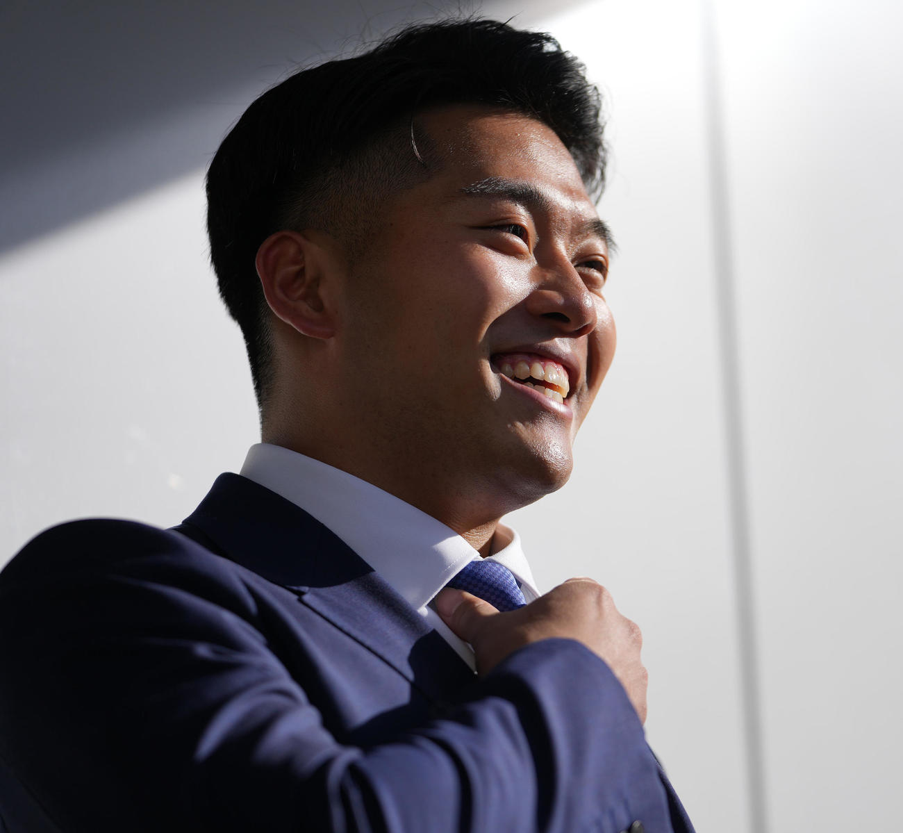 若獅子寮に入寮した西武ドラフト1位蛭間は囲み取材で笑顔（撮影・鈴木みどり）