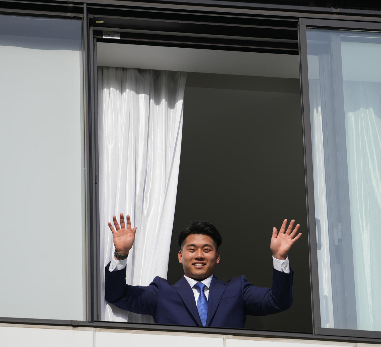 若獅子寮に入寮した西武ドラフト1位蛭間は部屋の窓から手を振る（撮影・鈴木みどり）