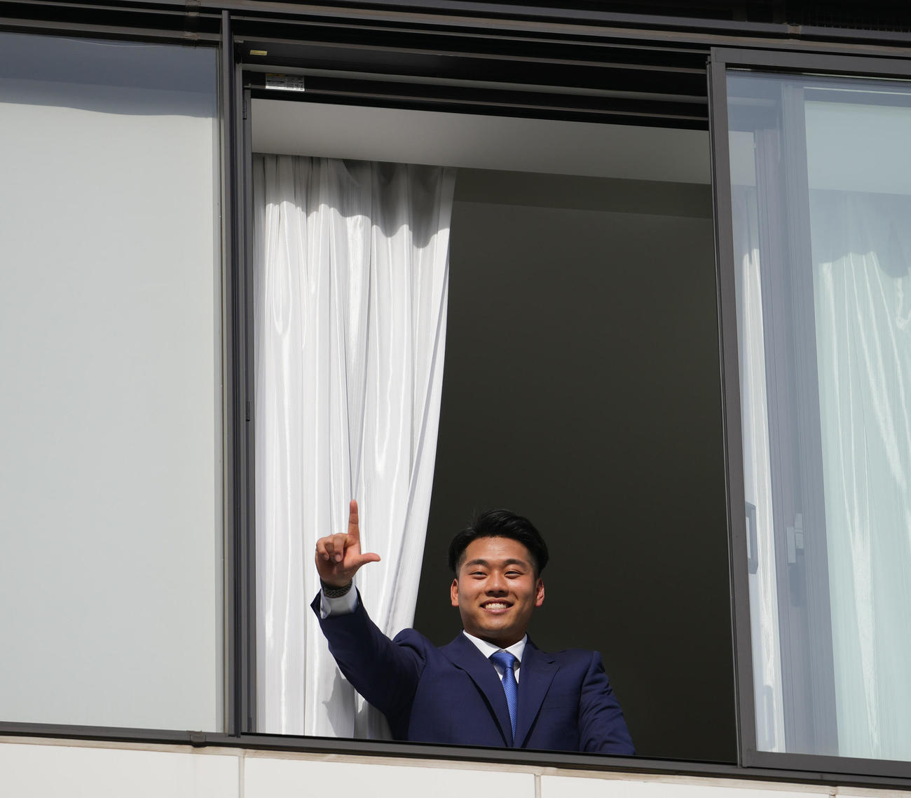 若獅子寮に入寮した西武ドラフト1位蛭間は部屋の窓からLポーズ（撮影・鈴木みどり）