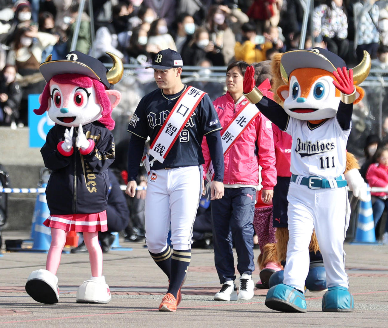 大阪市消防出初式に出席し行進するオリックス野口（手前）とC大阪北野（撮影・上山淳一）