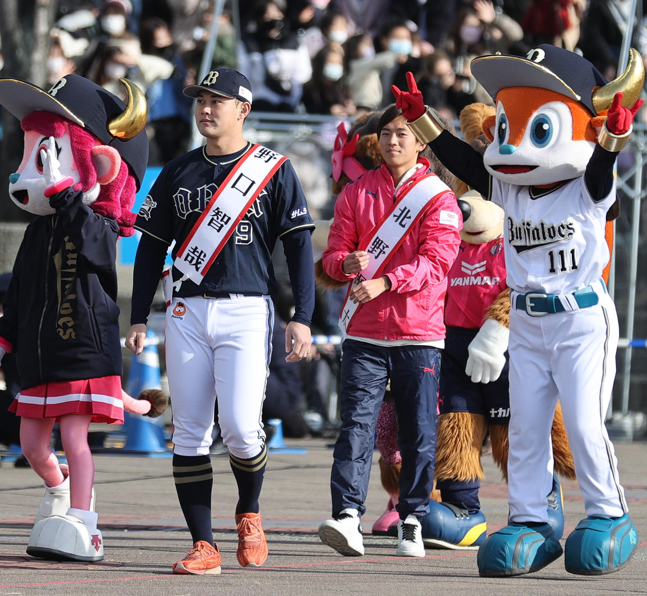 大阪市消防出初式に参加するオリックス野口（手前）とC大阪北野（撮影・上山淳一）