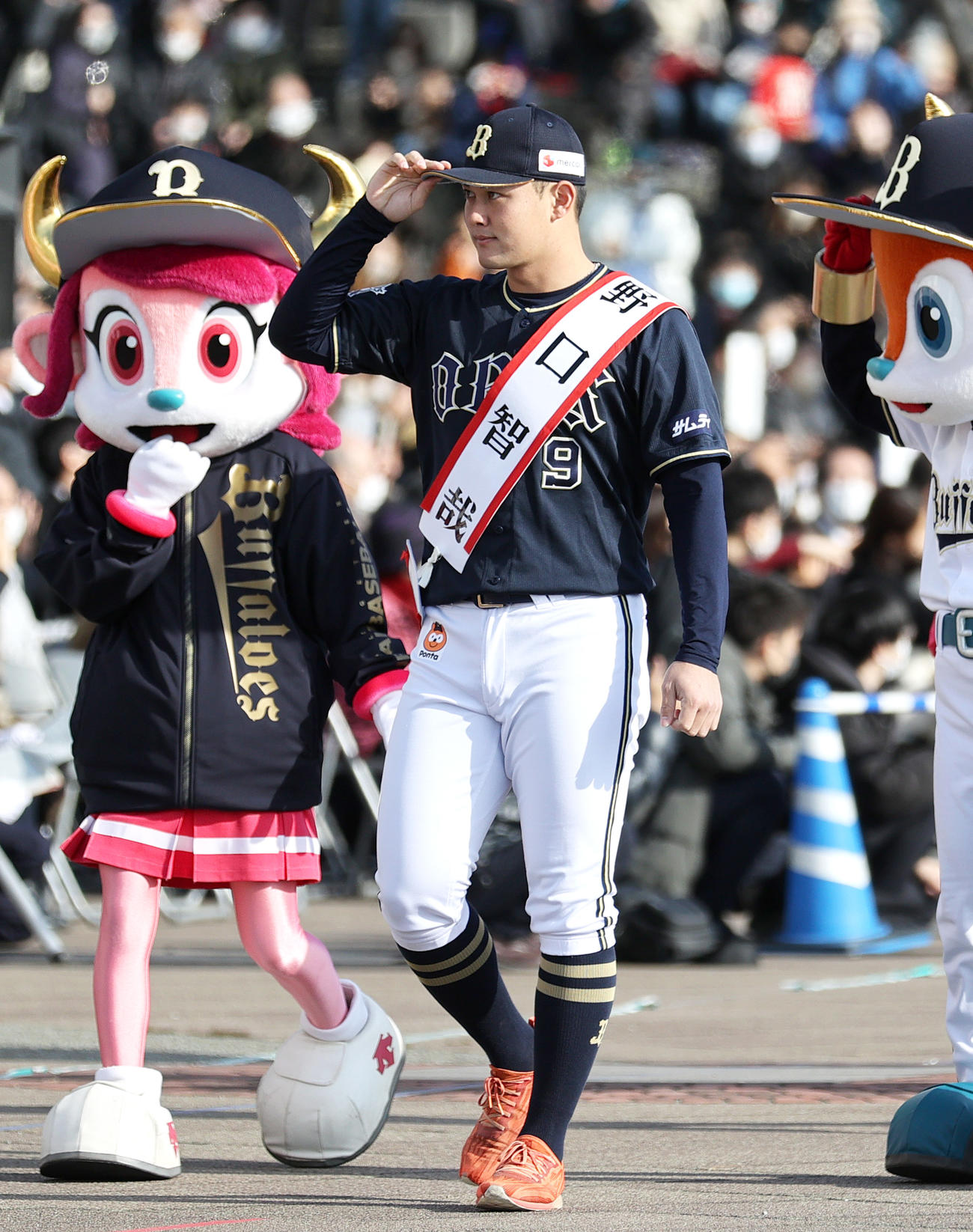 大阪市消防出初式に出席し行進するオリックス野口（撮影・上山淳一）