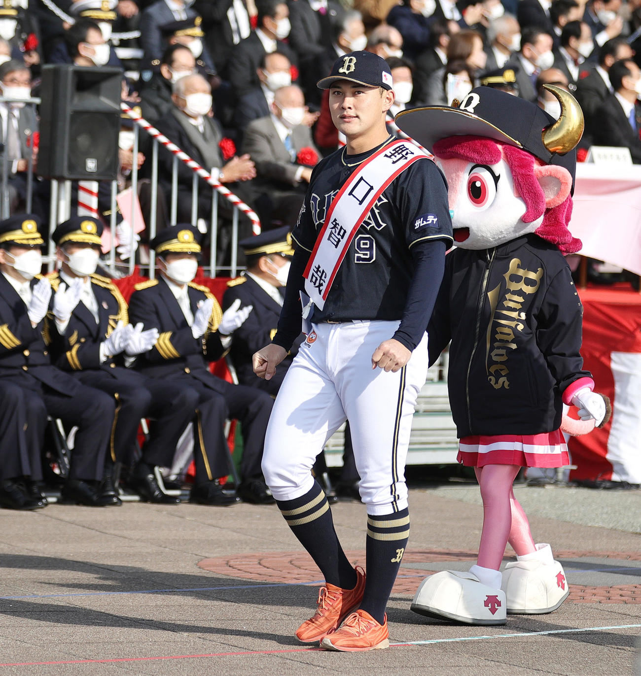 大阪市消防出初式に出席し行進するオリックス野口（撮影・上山淳一）