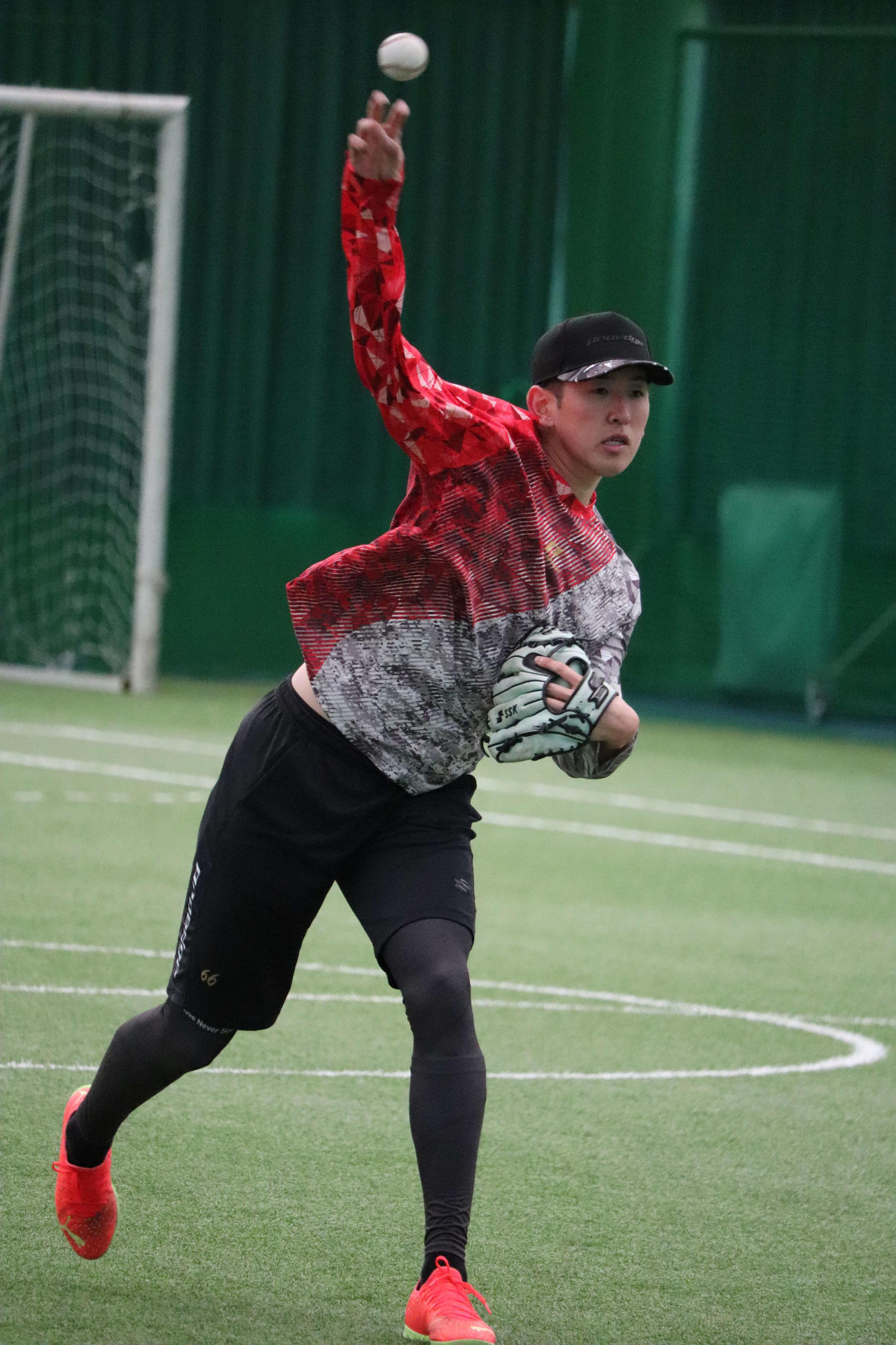 自主トレでキャッチボールする広島遠藤淳志投手（撮影・前原淳）＝2022年1月6日、高知市東部総合運動場