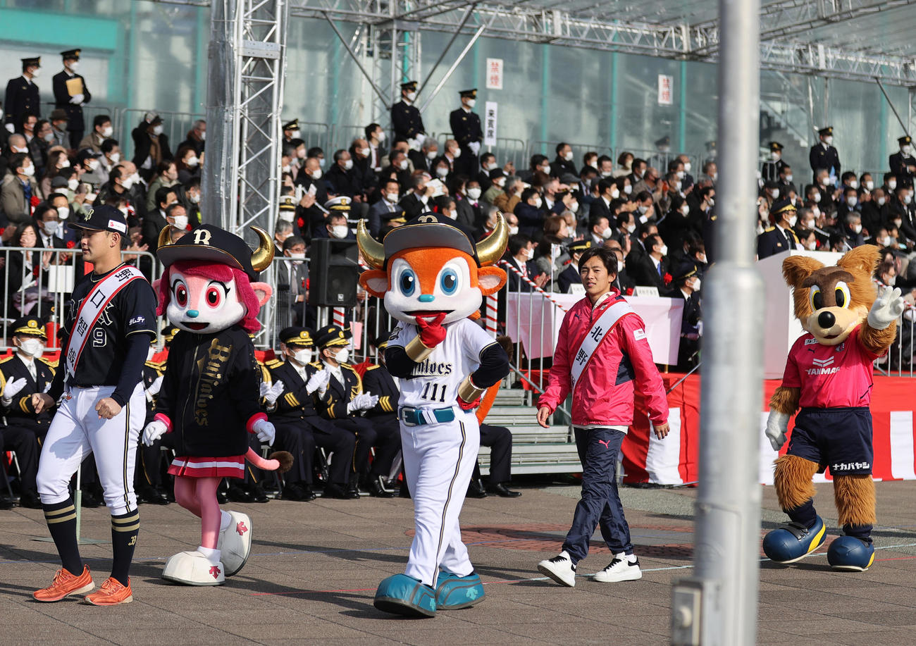 大阪市消防出初式に出席し行進するオリックス野口（左）とC大阪北野（撮影・上山淳一）
