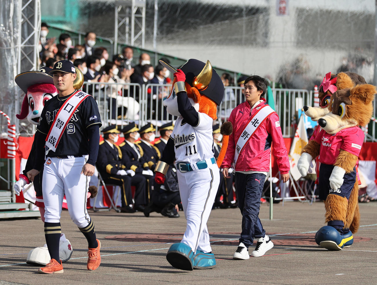 大阪市消防出初式に出席し行進するオリックス野口（左）とC大阪北野（撮影・上山淳一）