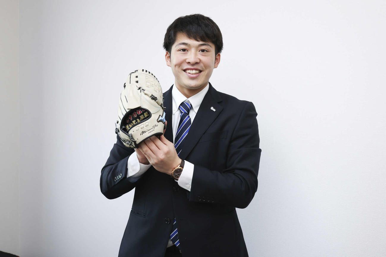 入寮したドラフト4位伊藤は、持参したグラブを披露する（楽天野球団提供）