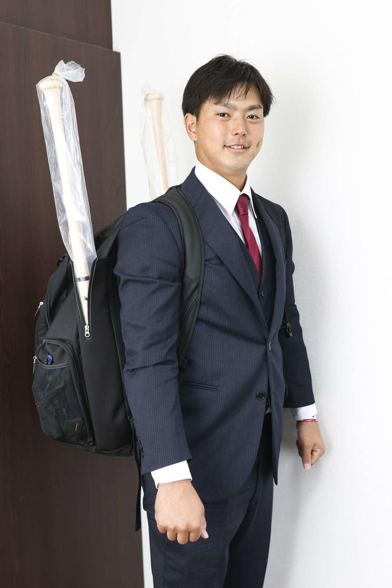 育成4位永田は、バットをリュックに差して入寮する（楽天野球団提供）