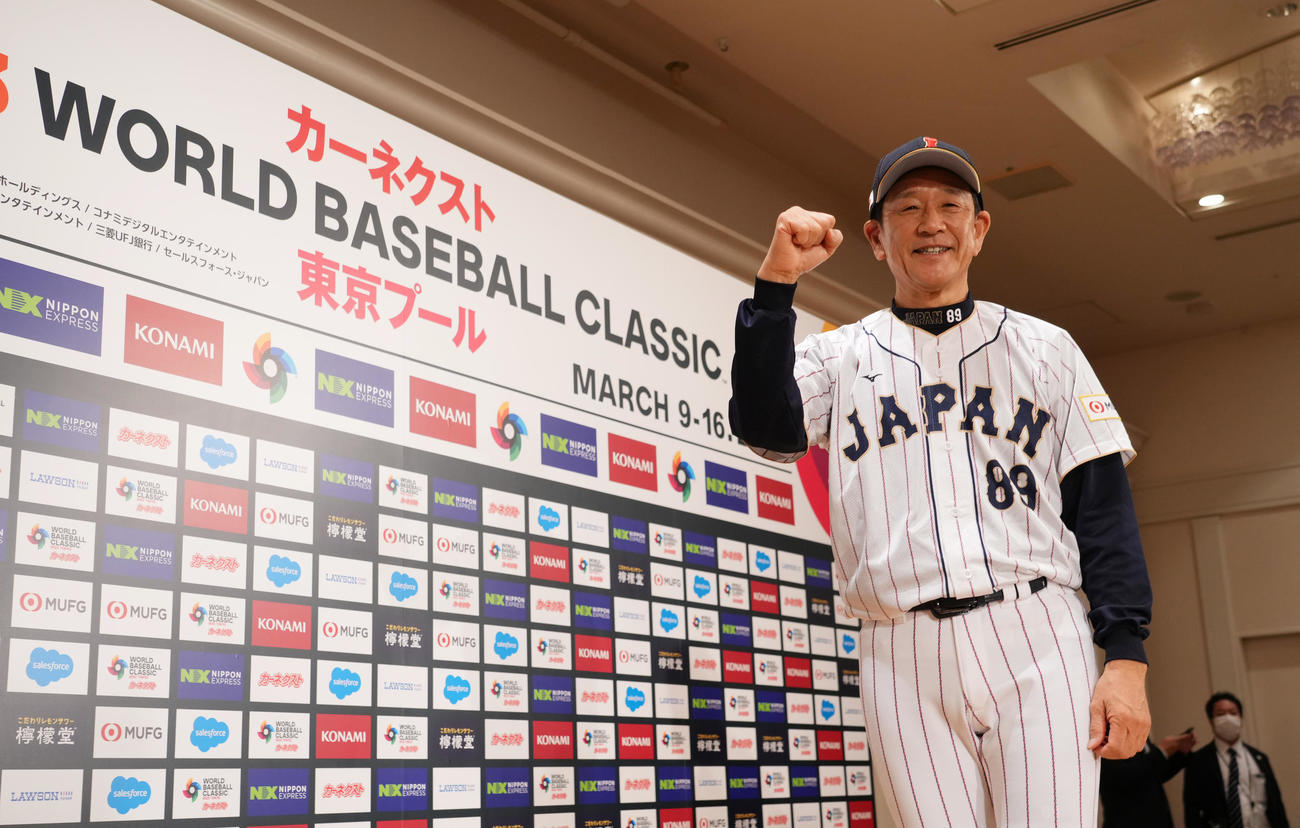 会見でポーズをとる栗山監督（撮影・菅敏）