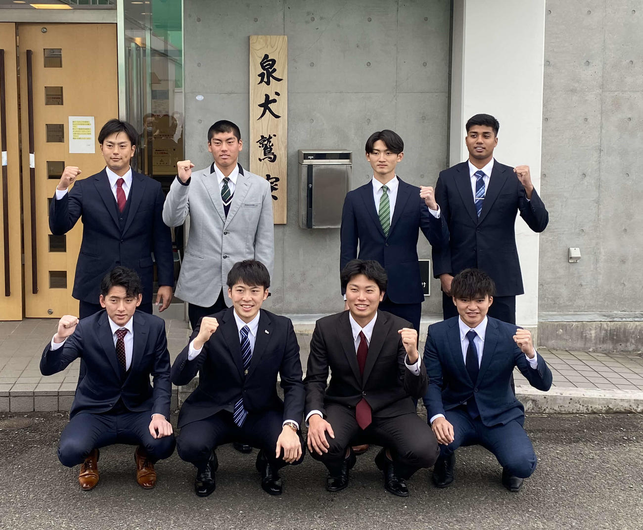 入寮し記念撮影する楽天の新人選手たち。前列左から林、伊藤、渡辺翔、平良。後列左から永田、古賀、辰見、竹下（撮影・湯本勝大）