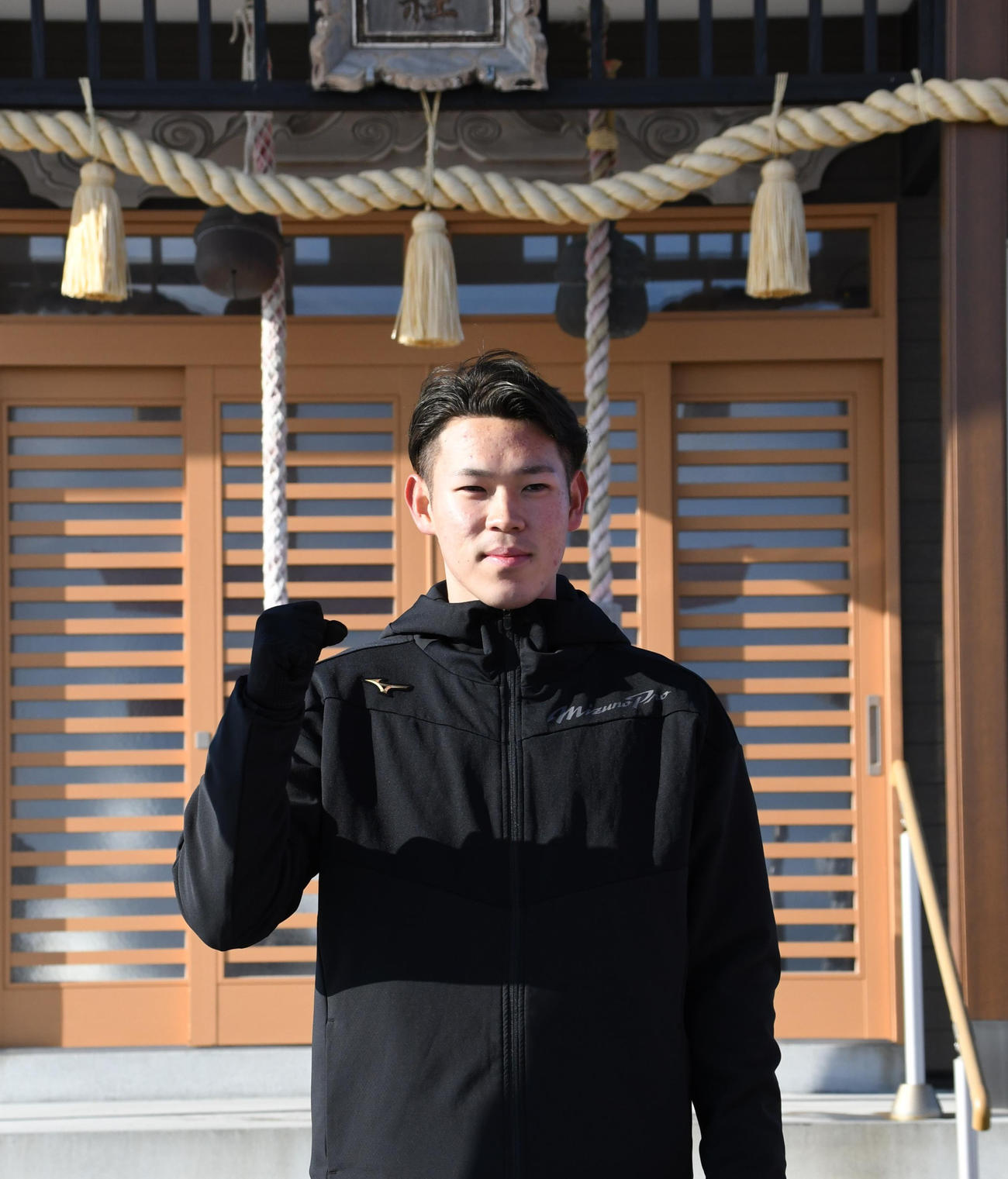 虎杖浜神社で自主トレを行った日本ハム根本（撮影・石井翔太）