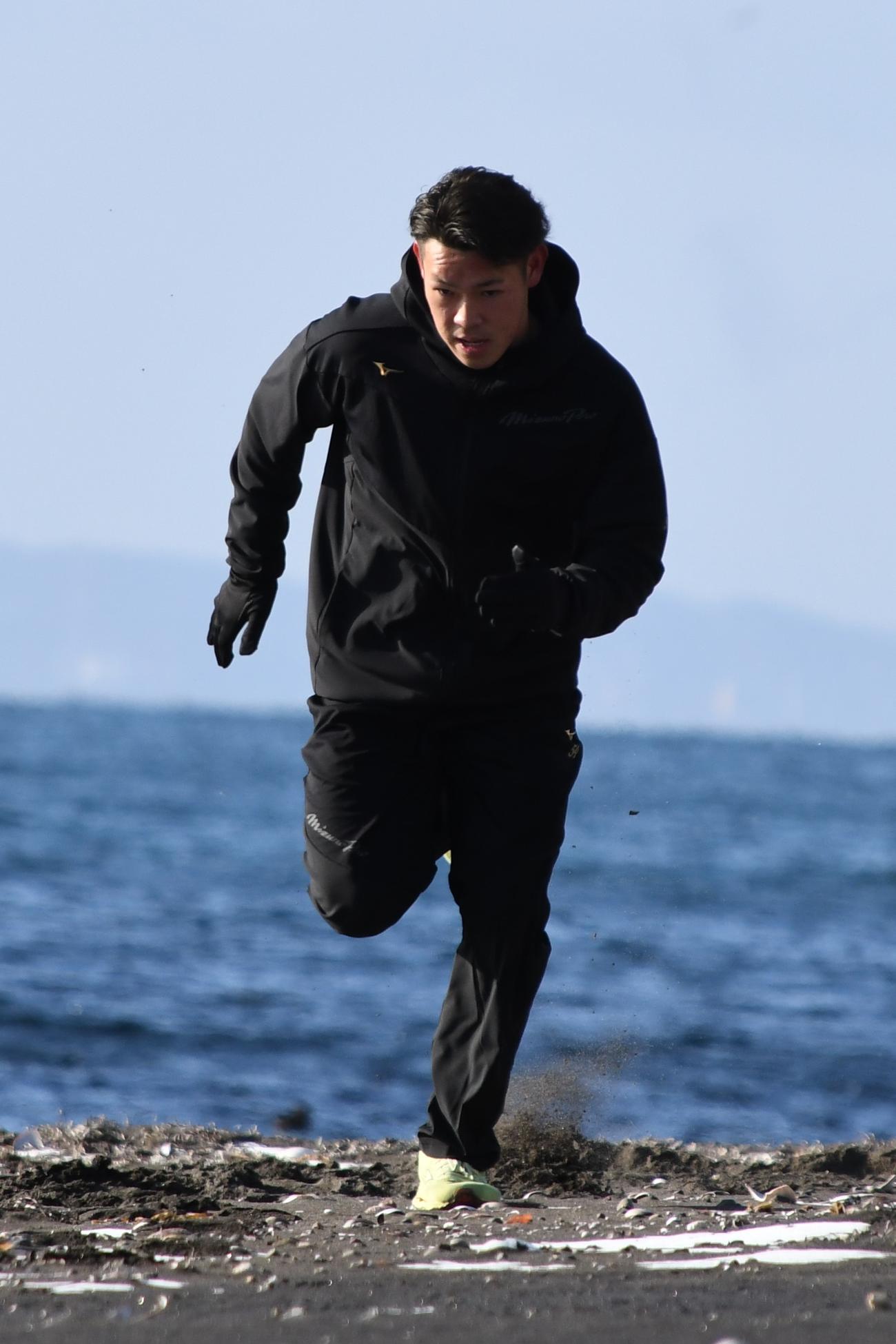 自主トレで虎杖浜の砂浜を走る日本ハム根本（撮影・石井翔太）