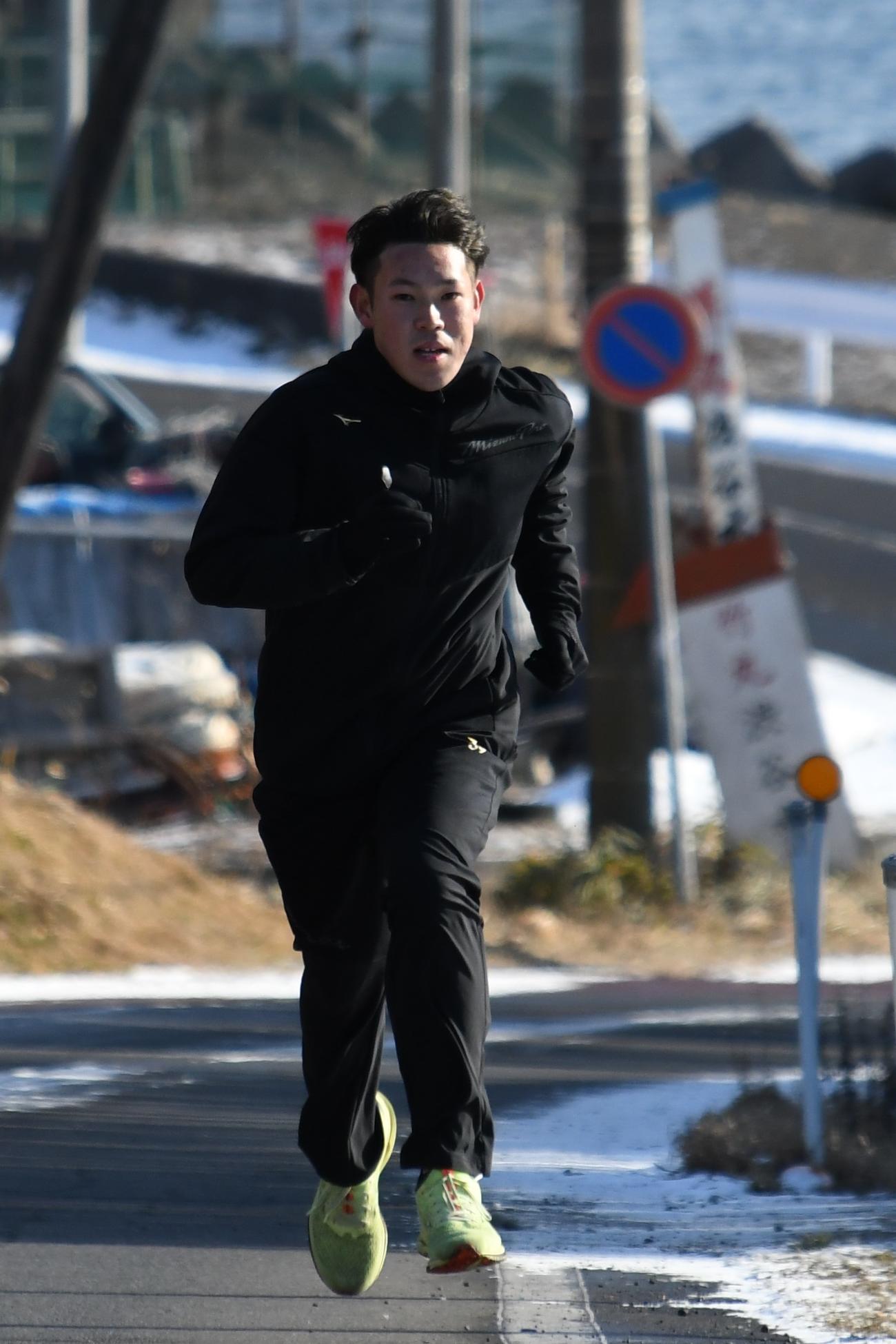 虎杖浜神社付近の坂道で走る日本ハム根本（撮影・石井翔太）