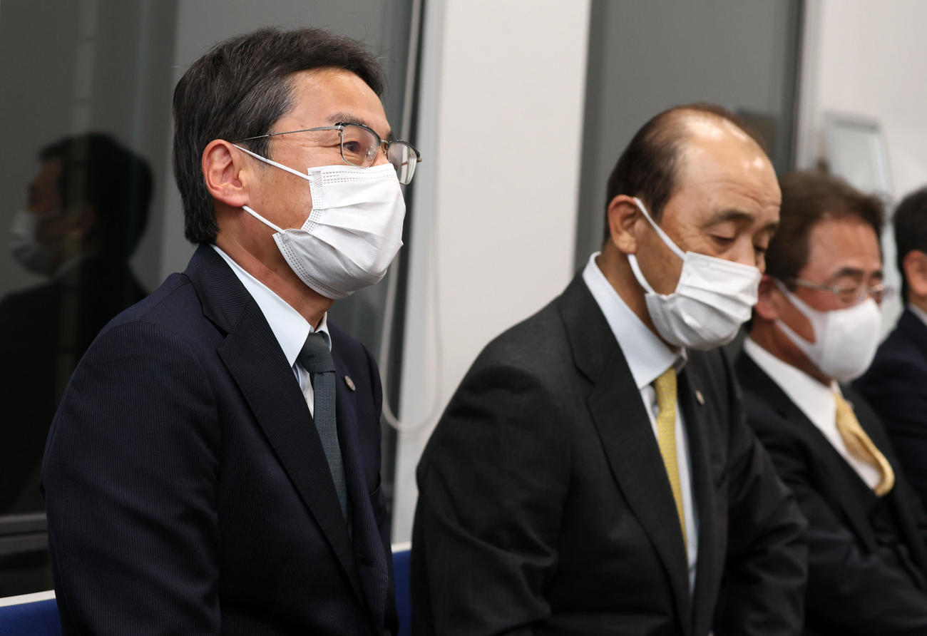 本社へ年始のあいさつに訪れた阪神の百北球団社長。右は岡田監督（撮影・加藤哉）