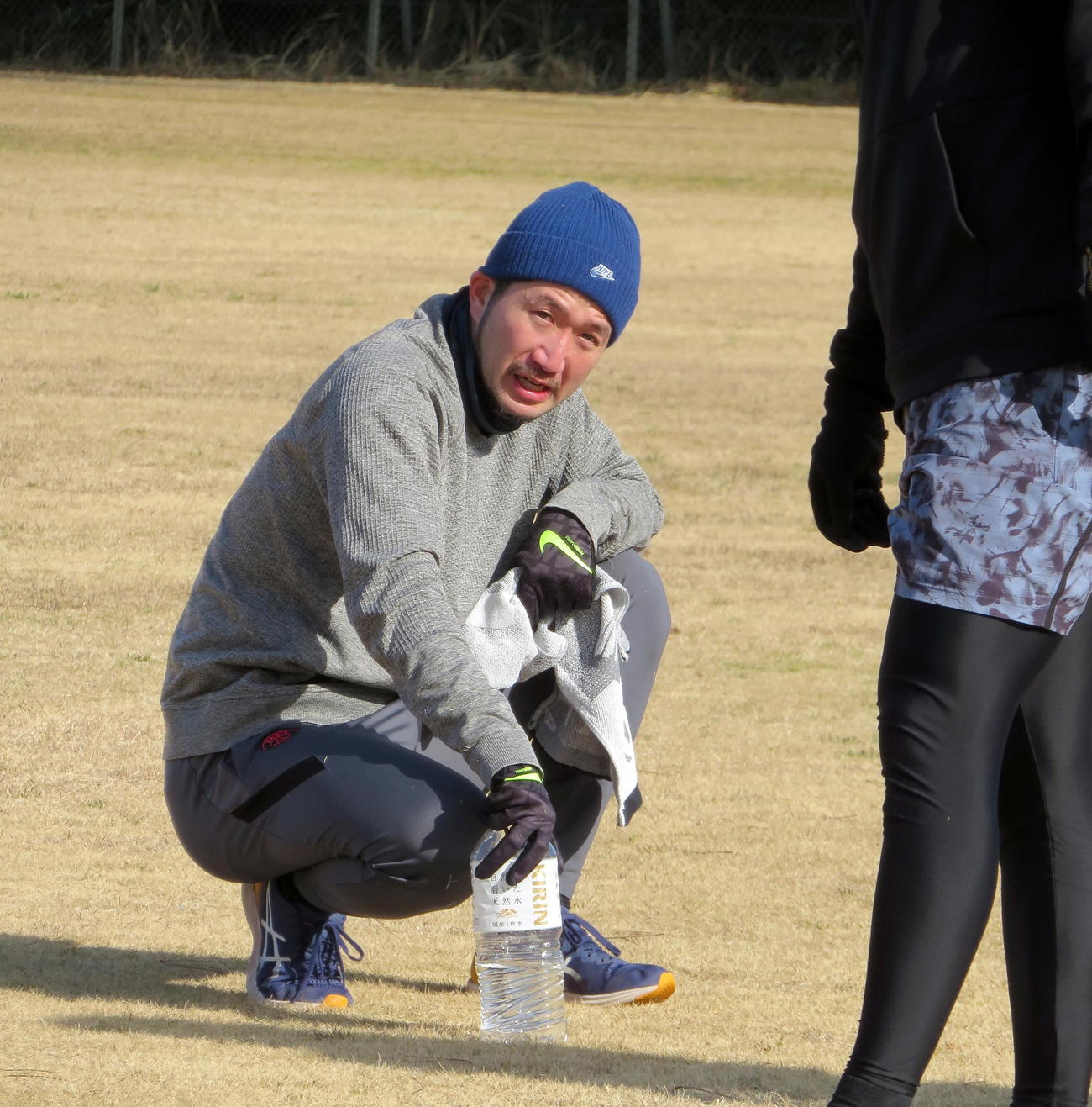ダッシュ後に息を整えるロッテ石川（撮影・鎌田直秀）