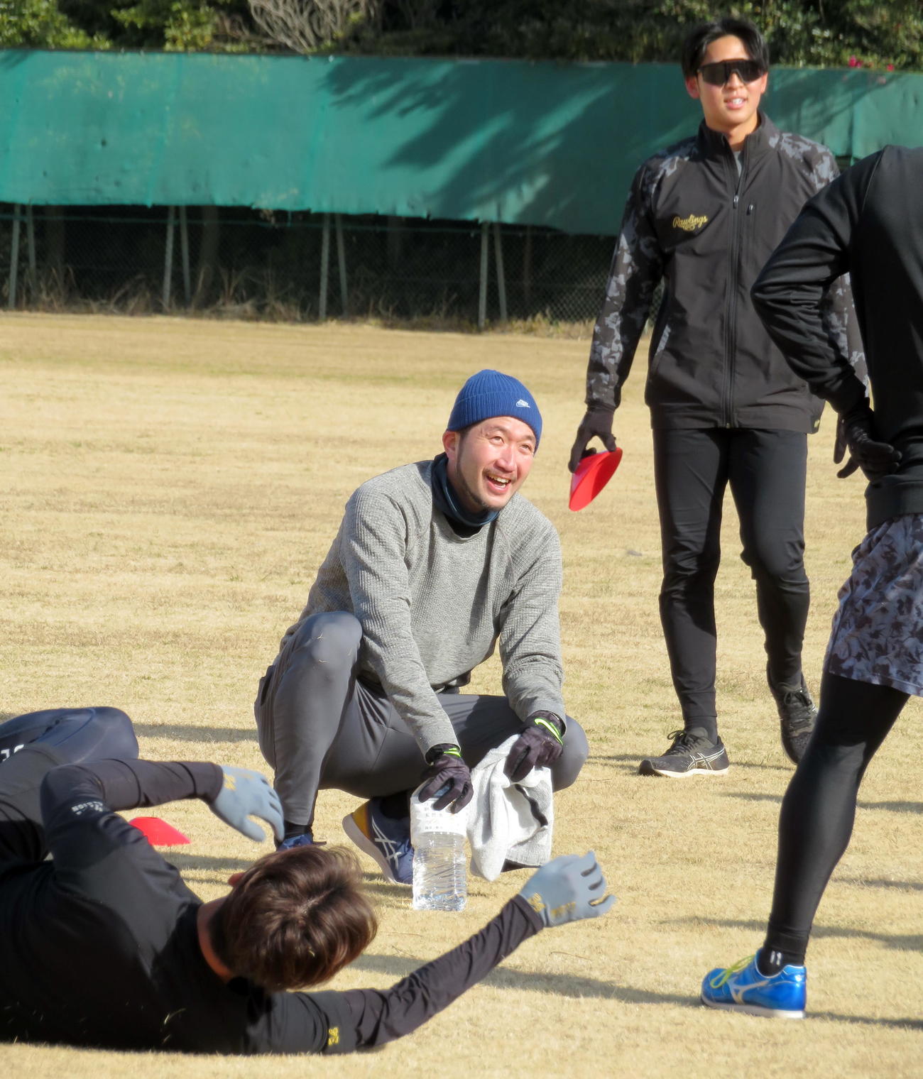 チームメートと一緒の自主トレで充実の表情を見せるロッテ石川（撮影・鎌田直秀）