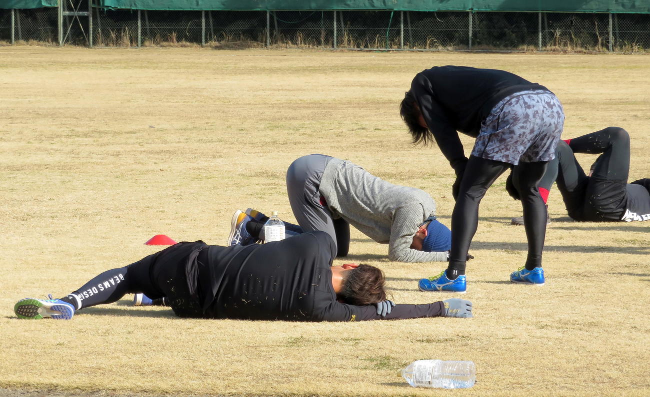 ダッシュ後に倒れ込むロッテ石川（中央）ら選手たち（撮影・鎌田直秀）