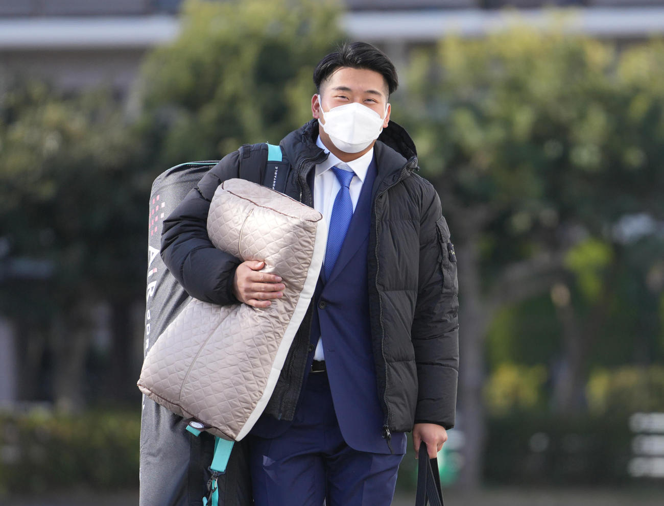 愛用の枕を抱えながら若獅子寮に入寮した西武ドラフト1位蛭間（撮影・鈴木みどり）