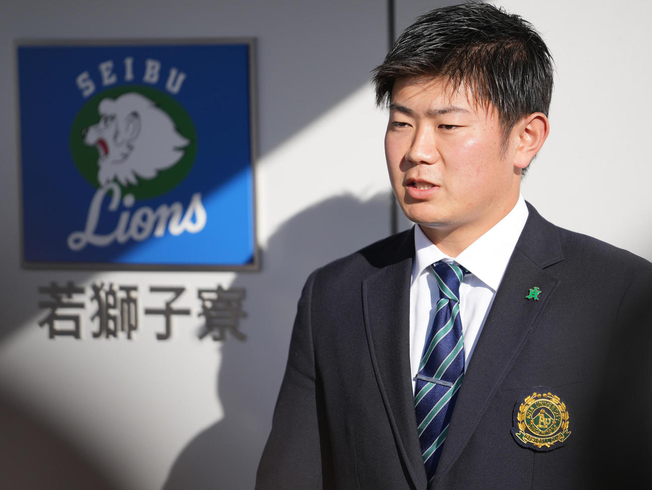 若獅子寮に入寮した西武ドラフト4位青山は囲み取材を受ける（撮影・鈴木みどり）