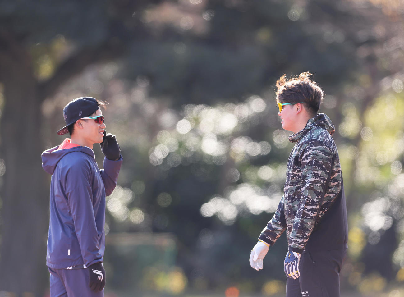 自主トレ中、笑顔を見せるヤクルトの村上（右）と塩見（撮影・足立雅史）
