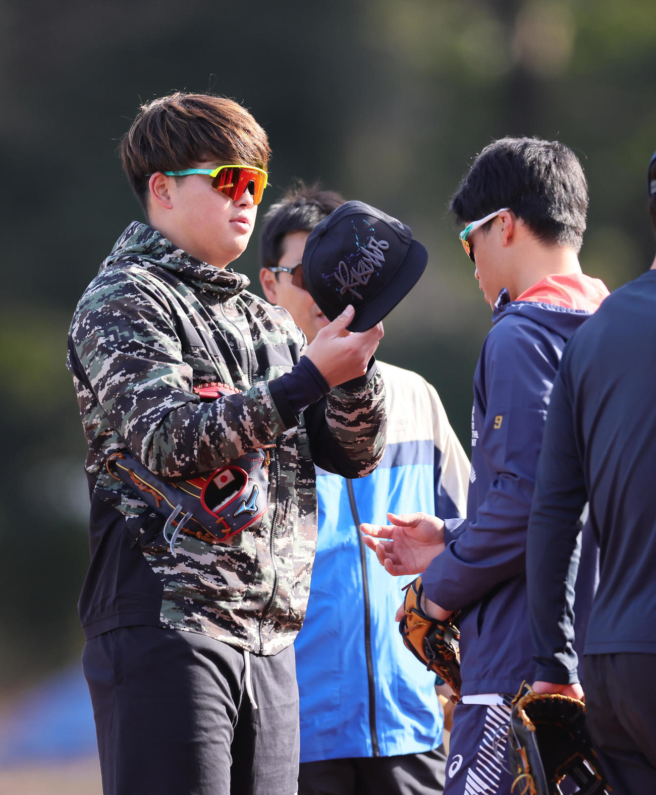 自主トレ中、ヤクルト塩見（右）の帽子を気にする村上（撮影・足立雅史）