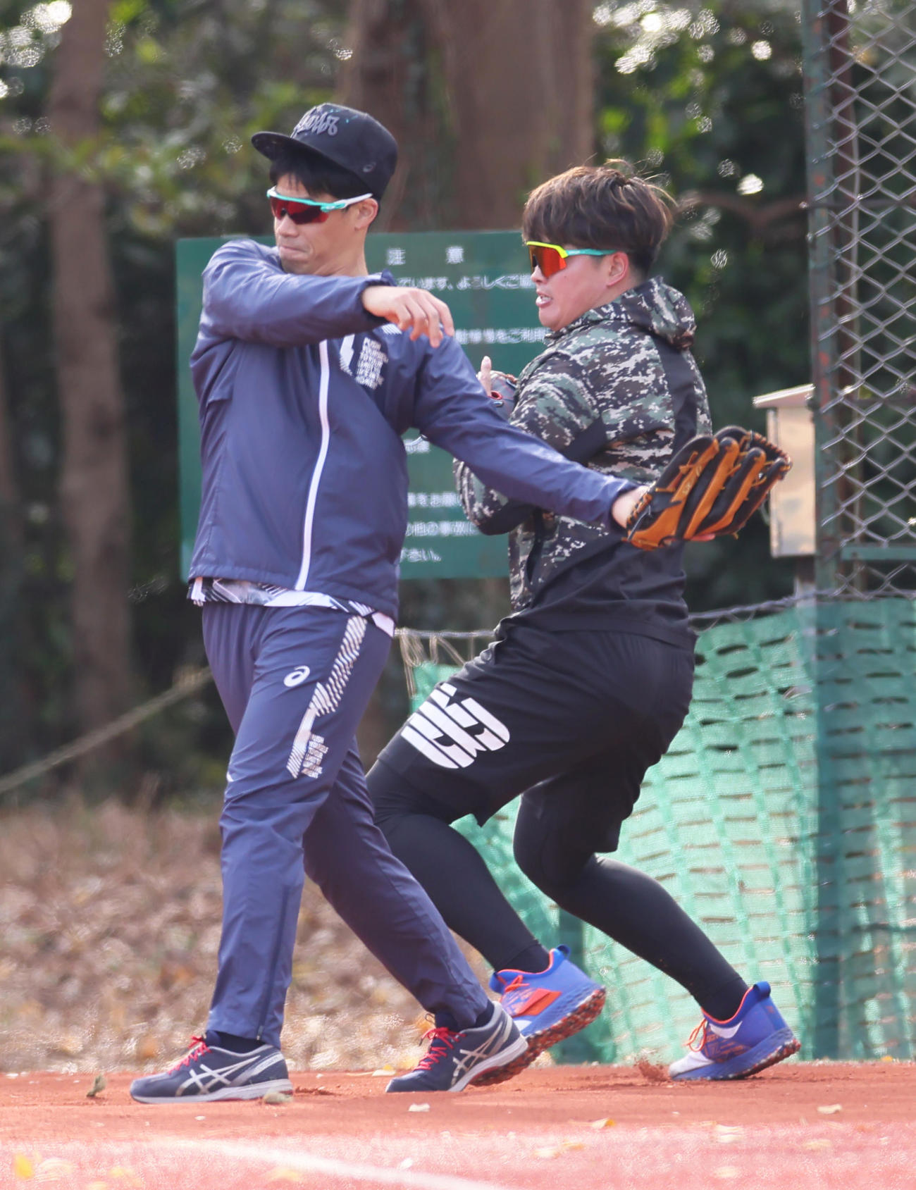 自主トレ中、捕手の守備をするヤクルト村上（右）と打席に立つ塩見（撮影・足立雅史）