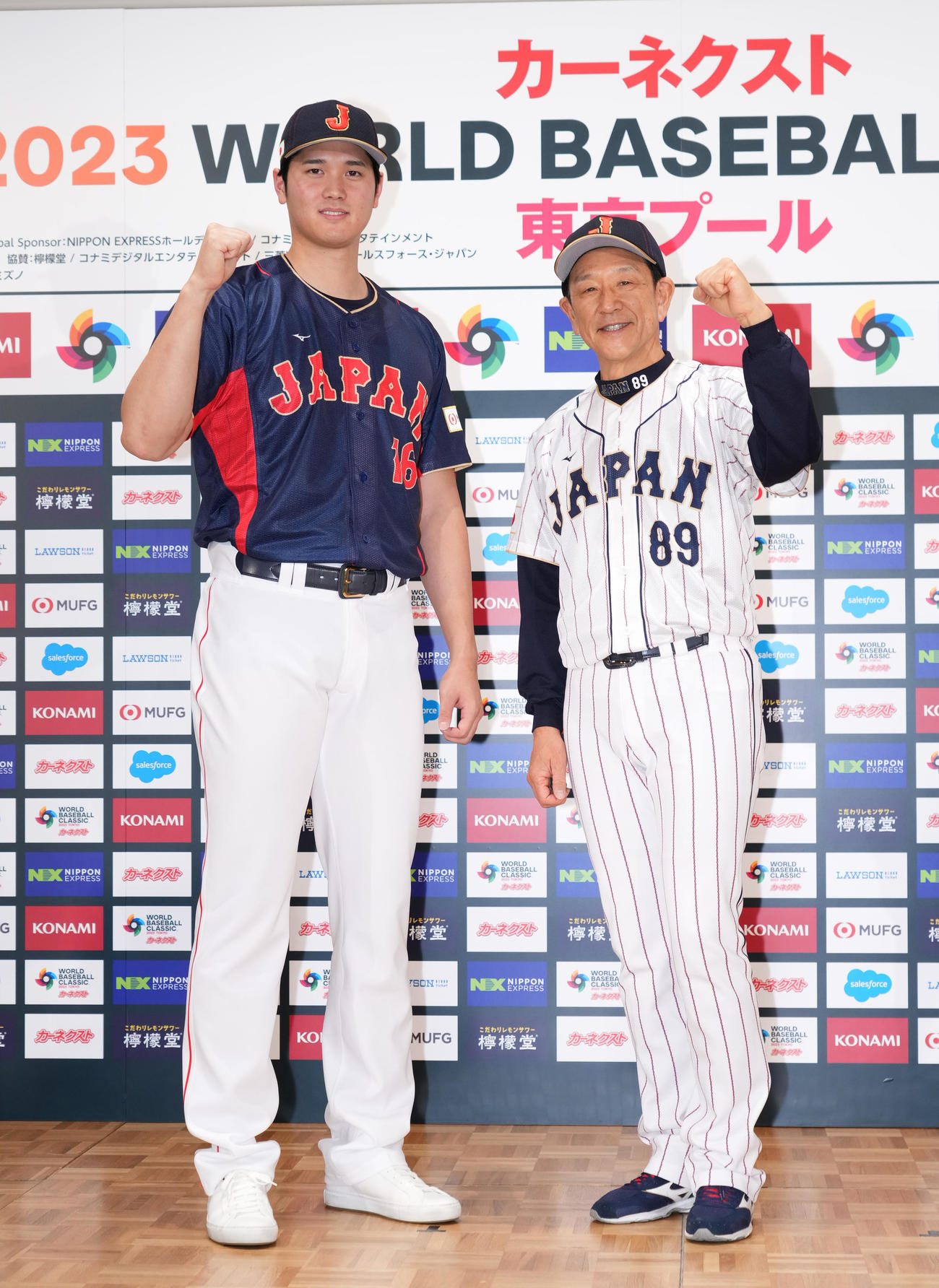 会見でWBCへの抱負を話し、ガッツポーズを見せる大谷（左）と栗山監督（撮影・菅敏）