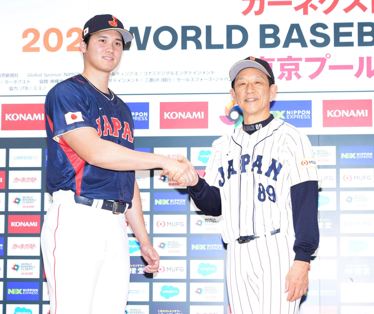 会見で握手をする大谷（左）と栗山監督（撮影・菅敏）