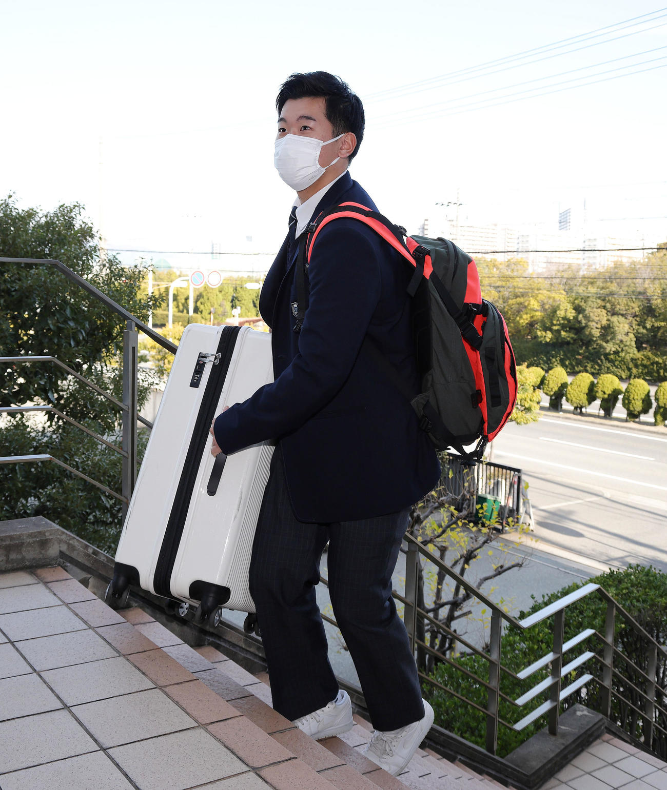 虎風荘へ入寮する門別（球団提供）