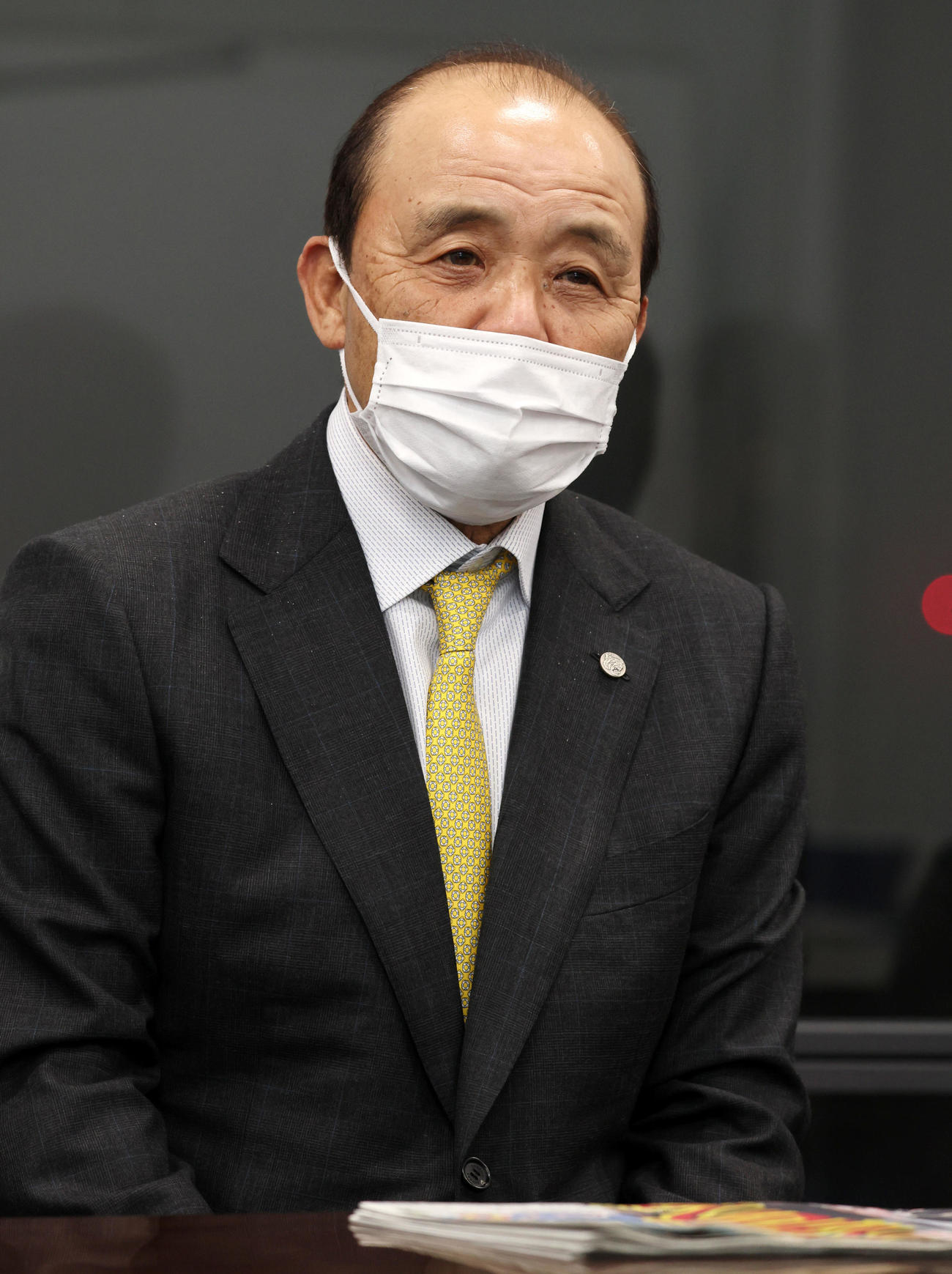 岡田監督は日刊スポーツへ年始のあいさつに訪れた（撮影・加藤哉）