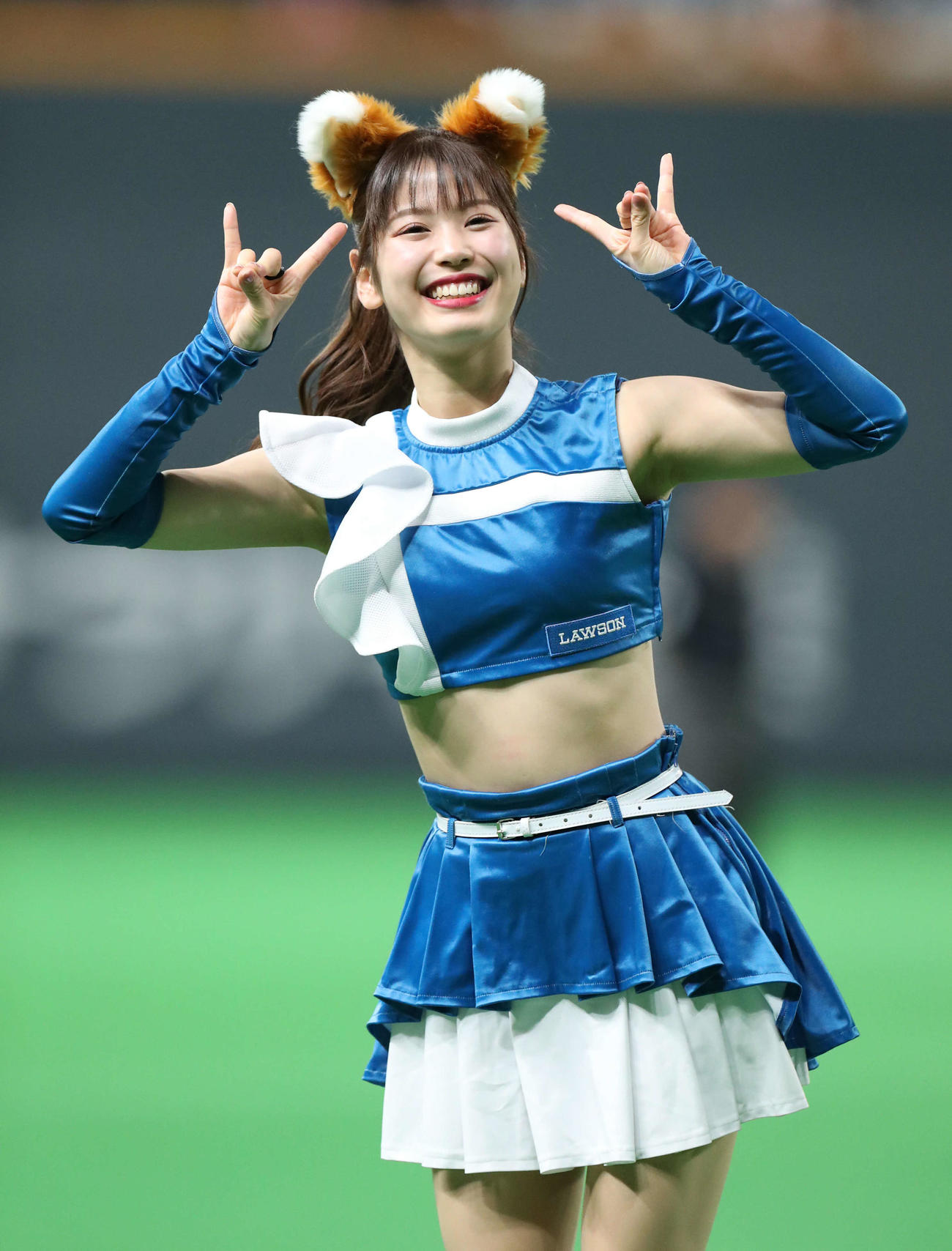 「きつねダンス」を踊るファイターズガールの滝谷美夢さん（22年6月19日撮影）