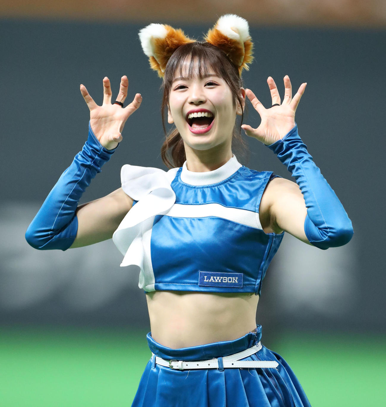 「きつねダンス」を踊るファイターズガールの滝谷美夢さん（22年6月19日撮影）