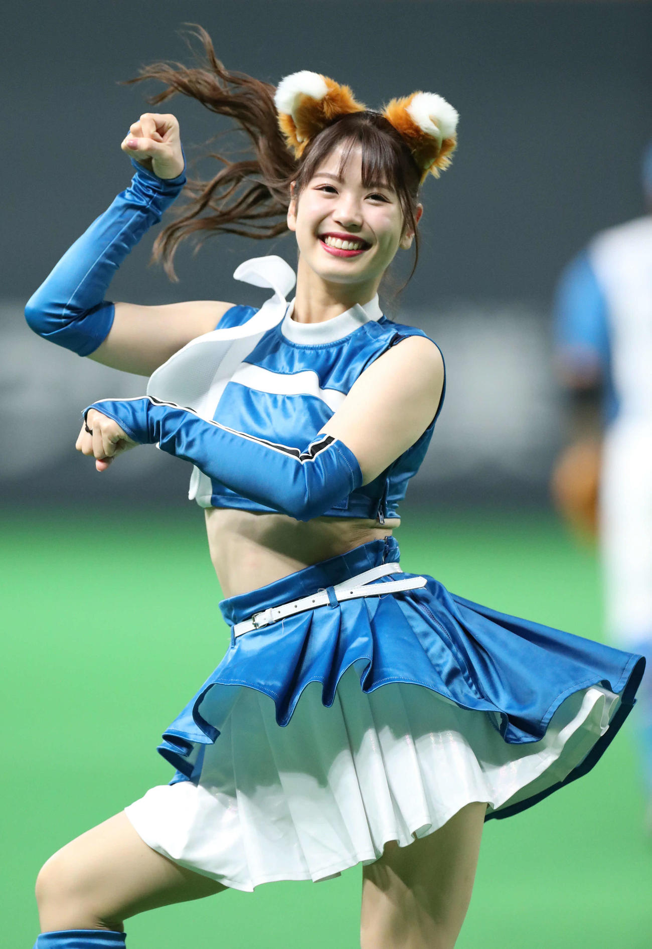 「きつねダンス」を踊るファイターズガールの滝谷美夢さん（22年6月19日撮影）