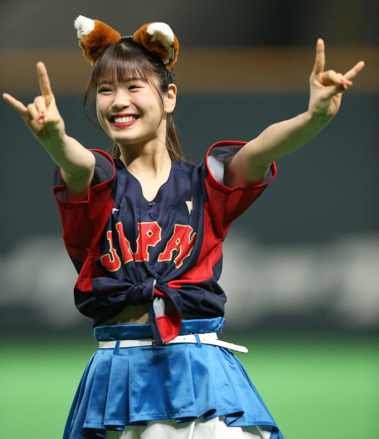 22年11月10日、侍ジャパン仕様のコスチュームで「きつねダンス」を踊るファイターズガールの滝谷美夢さん