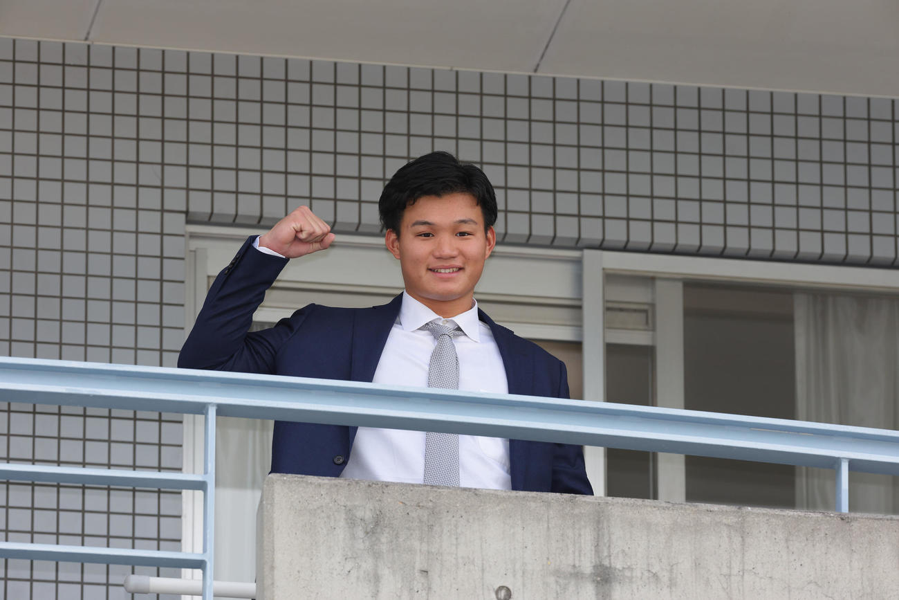 鳴尾浜球場の虎風荘に入寮し部屋のベランダでポーズを決める森下（球団提供）