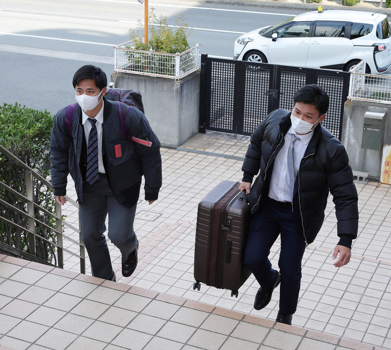 井坪（左）とともに入寮する森下（球団提供）