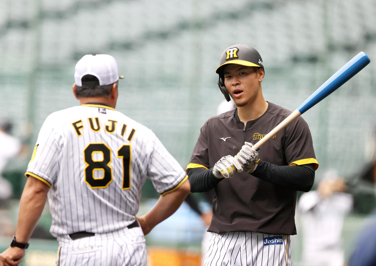 佐藤輝明（右）と話す藤井康雄氏（2022年6月18日撮影）