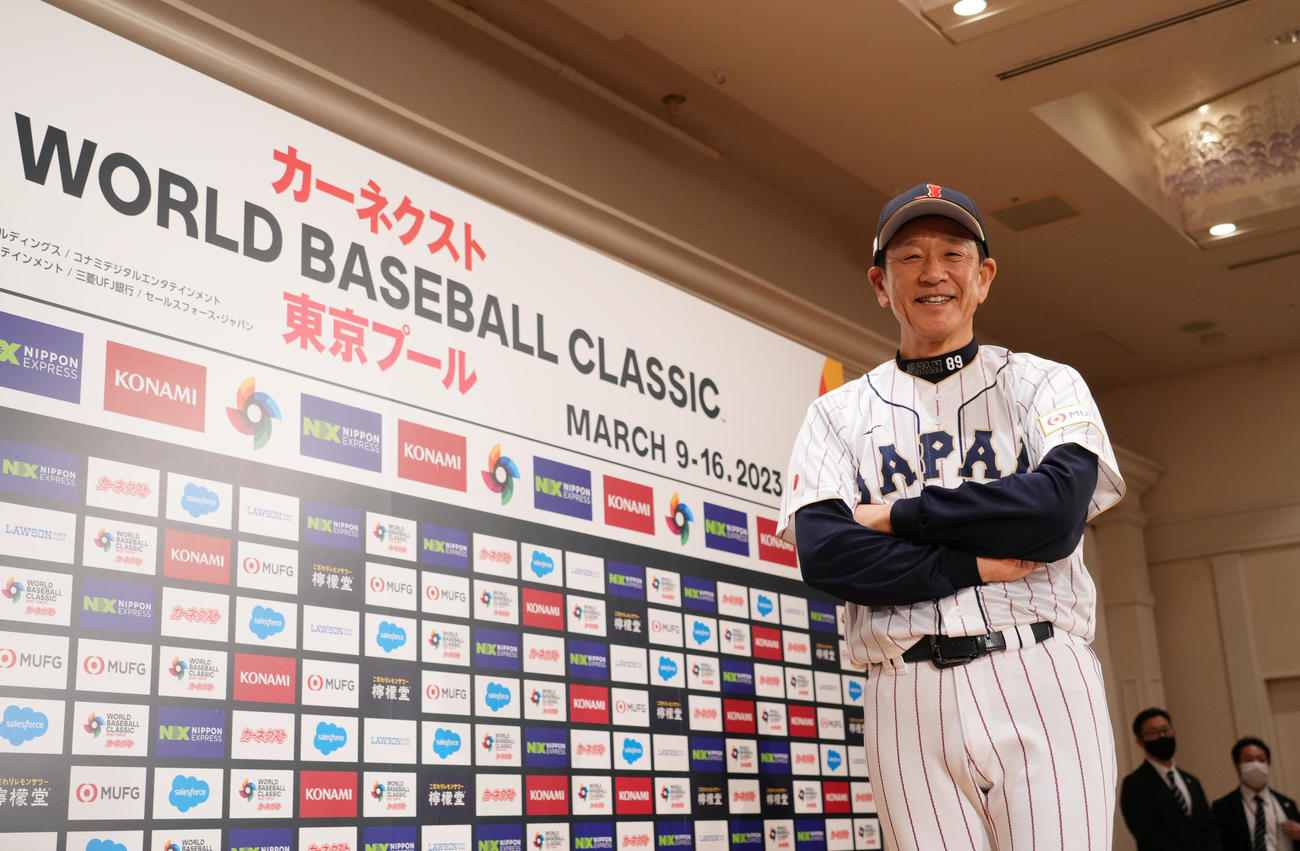 会見でポーズをとる侍ジャパン栗山監督（撮影・菅敏）