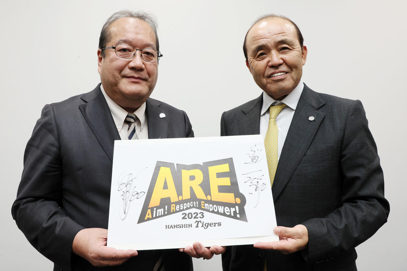 日刊スポーツを訪れ年始のあいさつを行った岡田監督（右）は橘社長と記念写真に納まった（撮影・加藤哉）