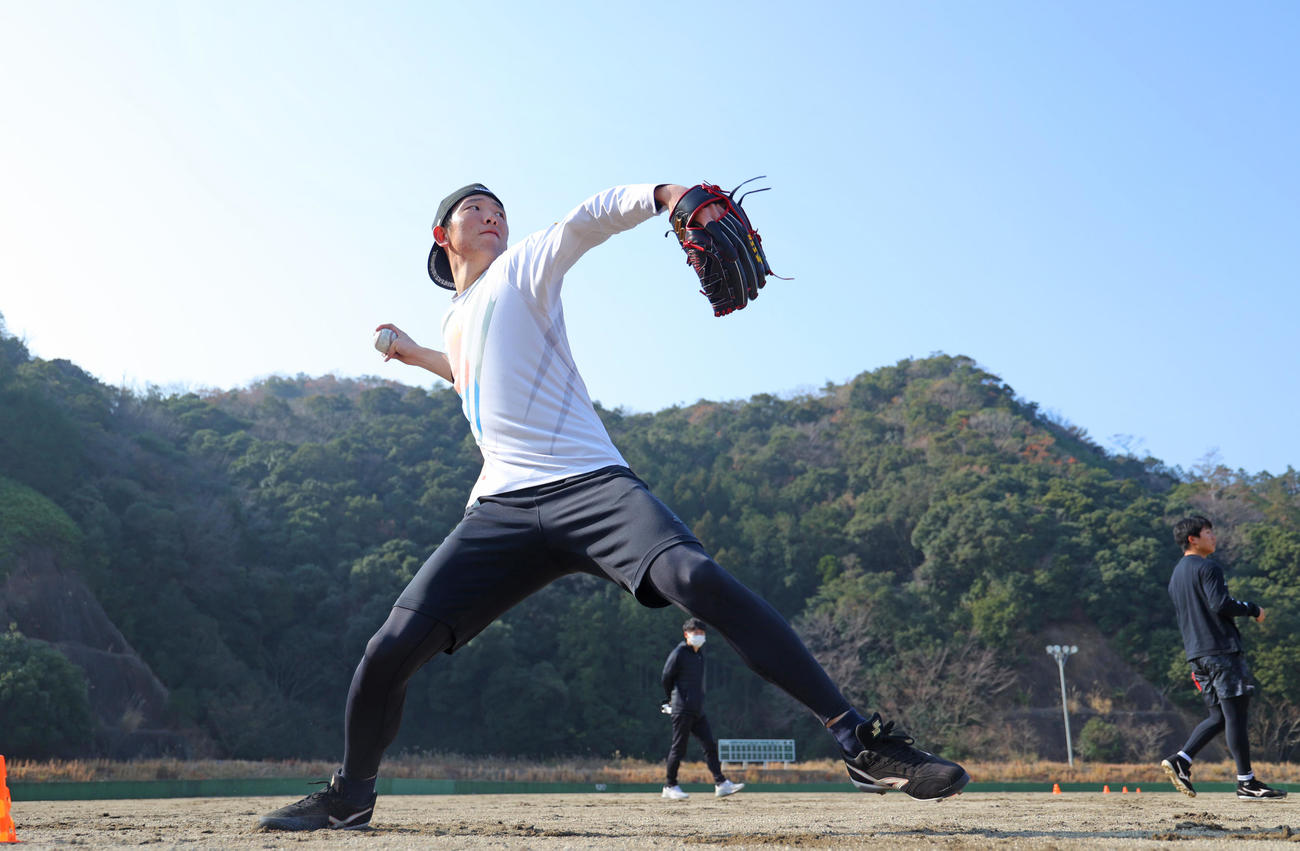 キャッチボールをする巨人戸郷（球団提供）