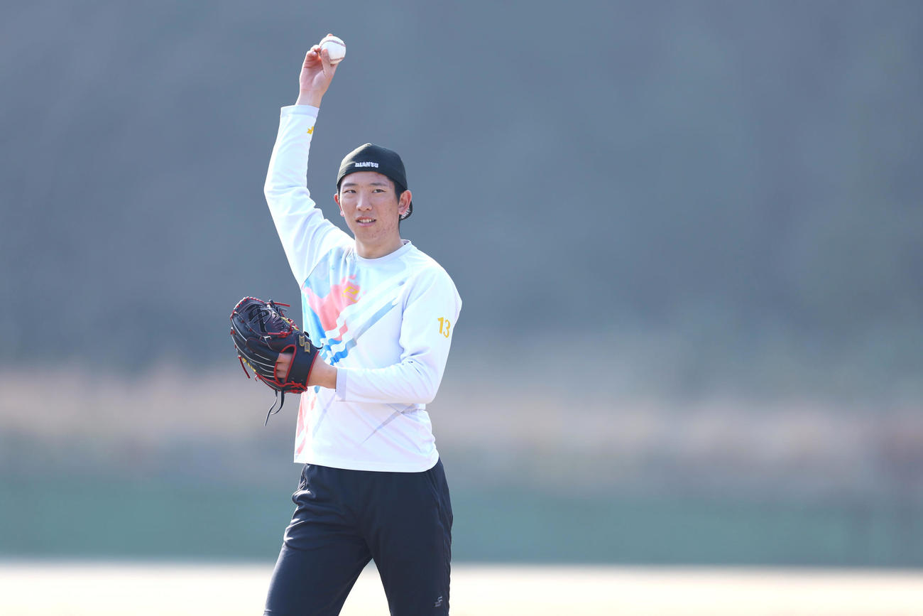 笑顔でキャッチボールをする巨人戸郷（球団提供）