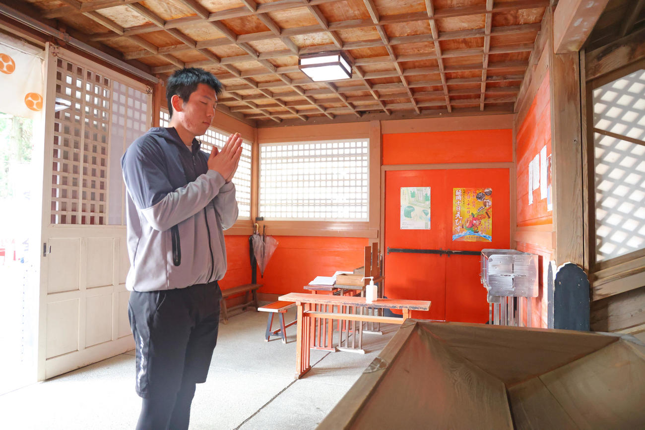 今山大師を参拝した巨人戸郷（球団提供）