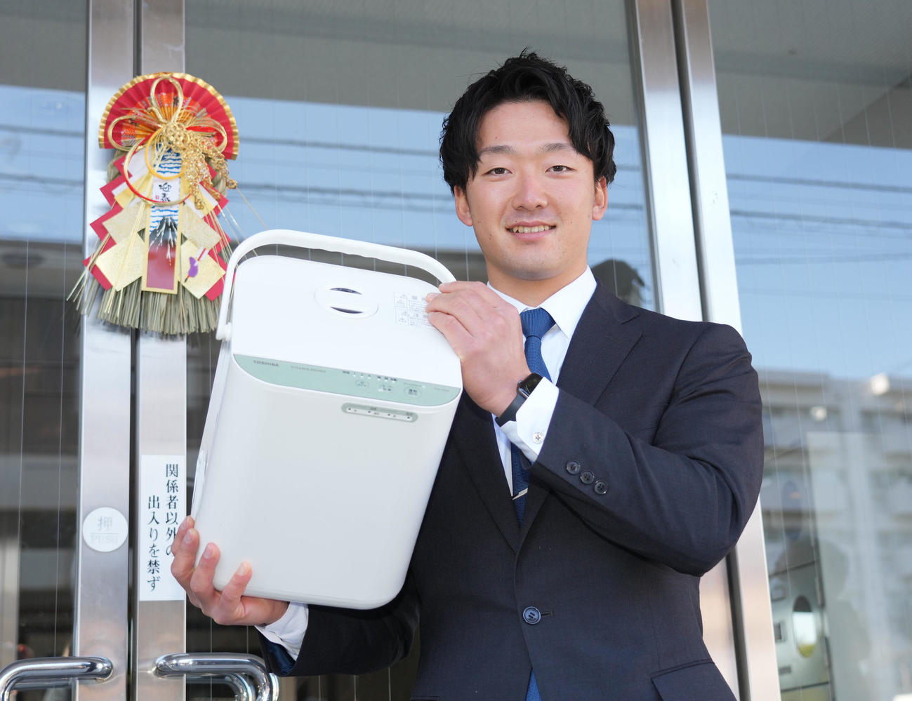 ヤクルト戸田寮に東芝製の加湿器を持参し、入寮するドラフト1位の吉村（撮影・狩俣裕三）