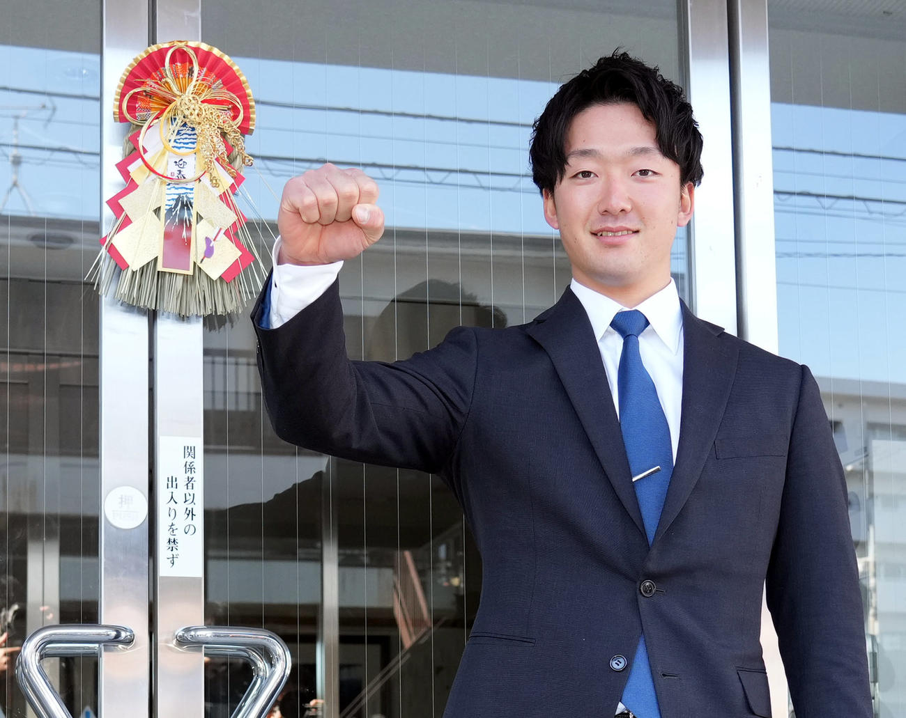 ヤクルト戸田寮に入寮するドラフト1位の吉村（撮影・狩俣裕三）