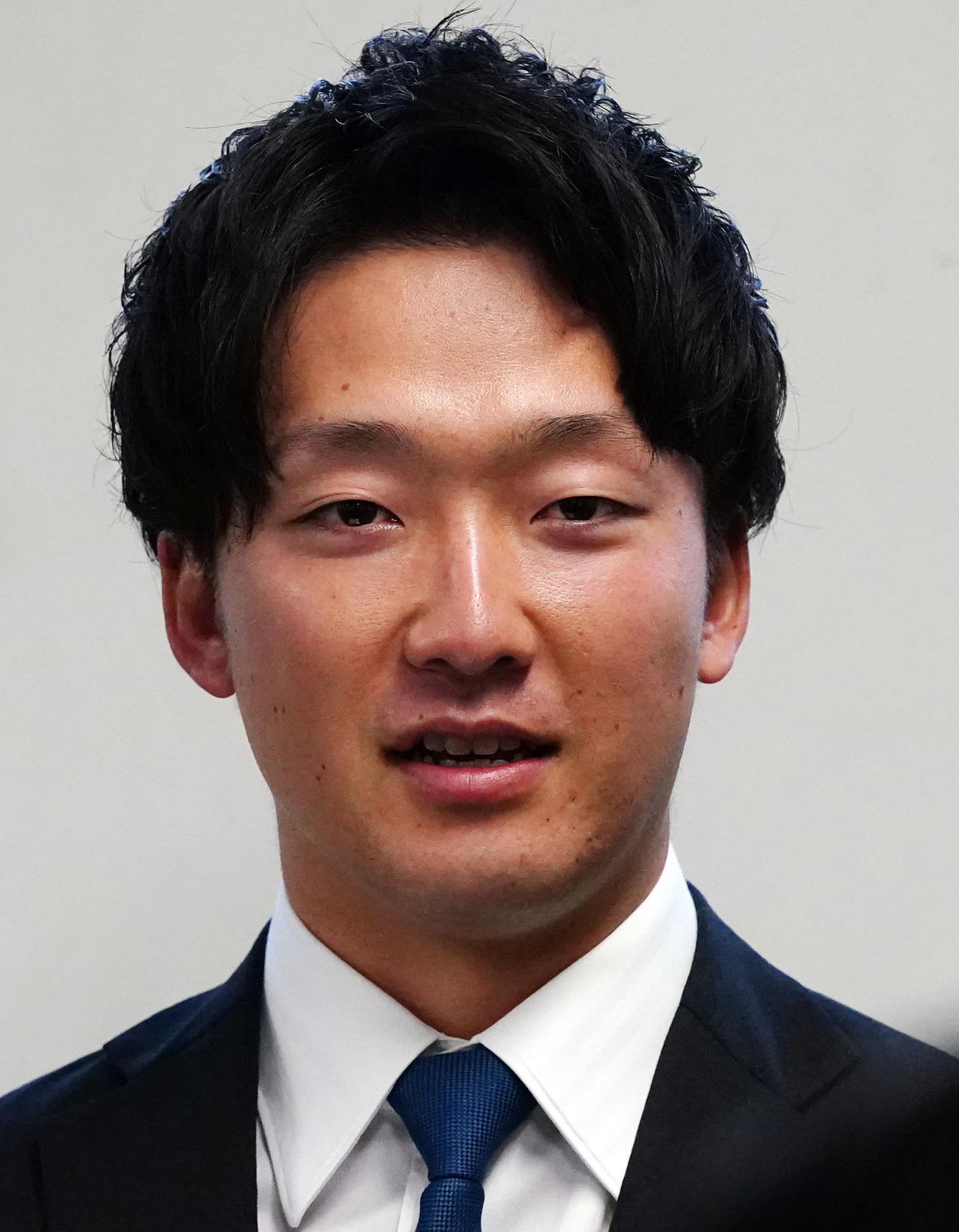 ヤクルト戸田寮に入寮し、報道陣に対応するドラフト1位の吉村（撮影・狩俣裕三）