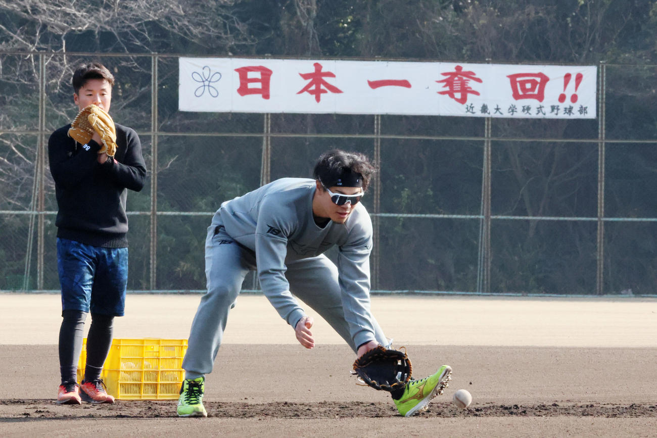 母校の近大で自主トレを公開した佐藤輝（撮影・加藤哉）