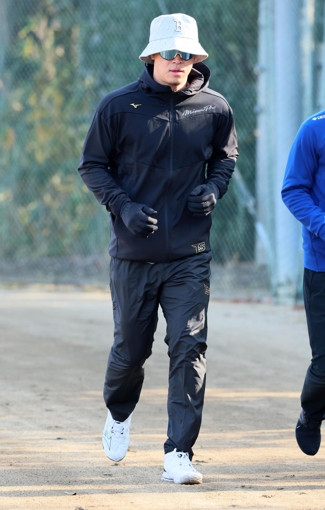 母校の近大で自主トレを公開しランニングする佐藤輝（撮影・加藤哉）