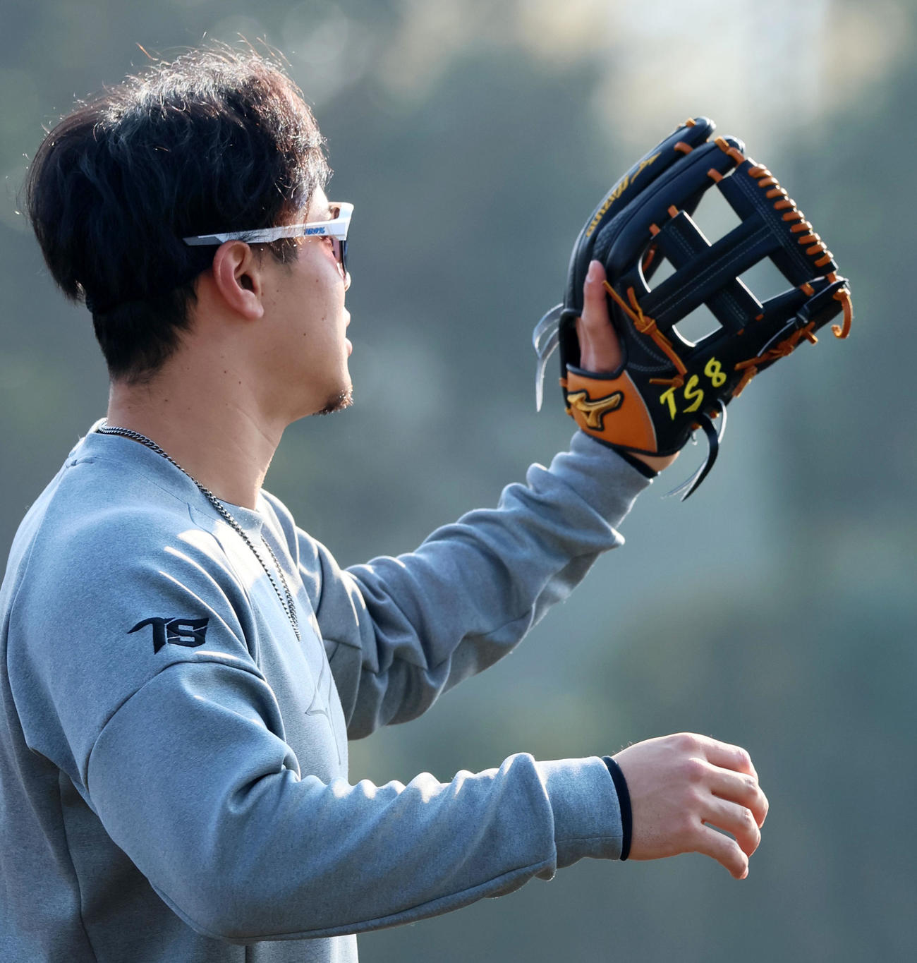 自主トレで佐藤輝が使っていたグラブ（撮影・加藤哉）
