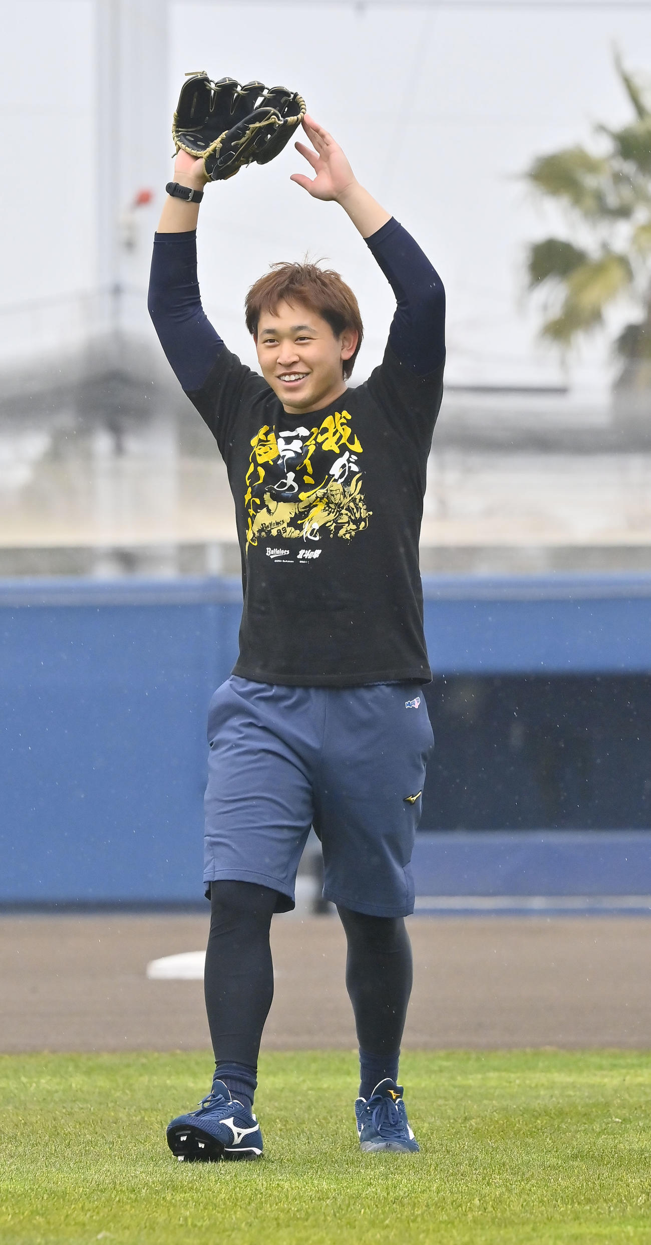 自主トレを公開し、笑顔でキャッチボールするオリックス宮城（撮影・和賀正仁）
