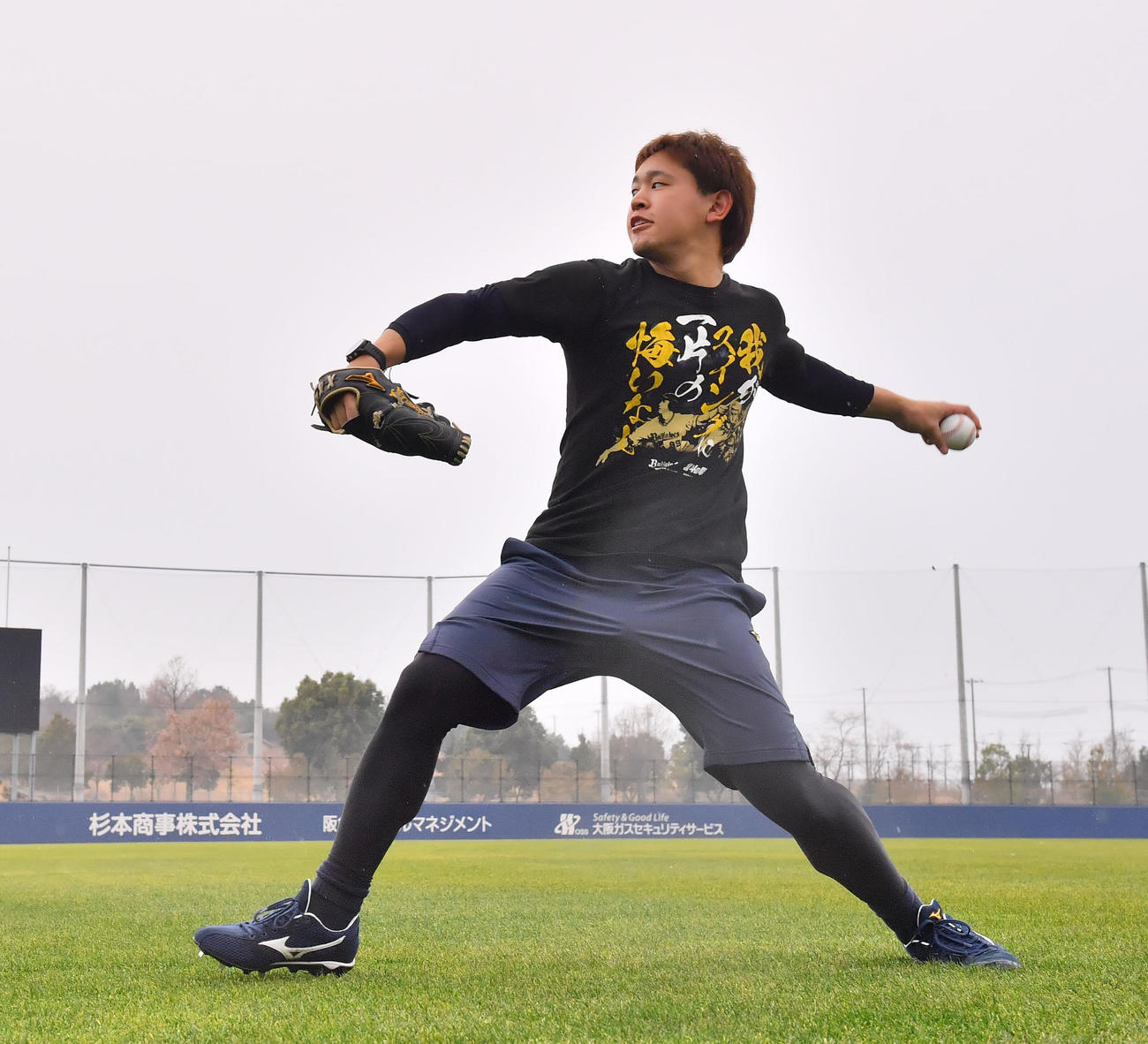 自主トレを公開し、キャッチボールするオリックス宮城（撮影・和賀正仁）